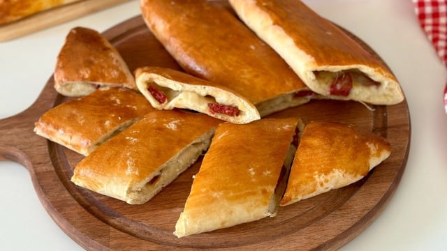Fırından Yeni Çıkmış: Peynirli Sucuklu Kır Pidesi