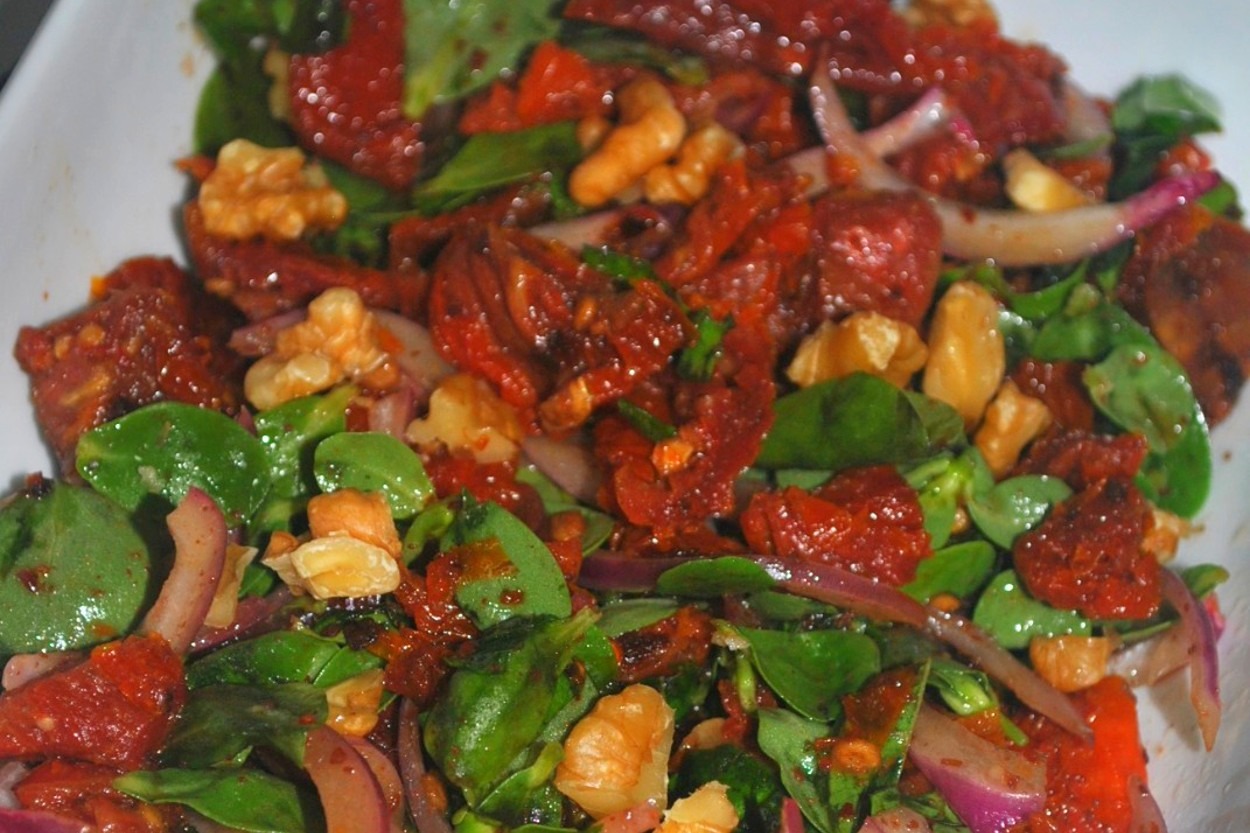 Ceviz Yakışır: Semizotlu Kuru Domates Salatası 