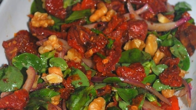 Ceviz Yakışır: Semizotlu Kuru Domates Salatası 