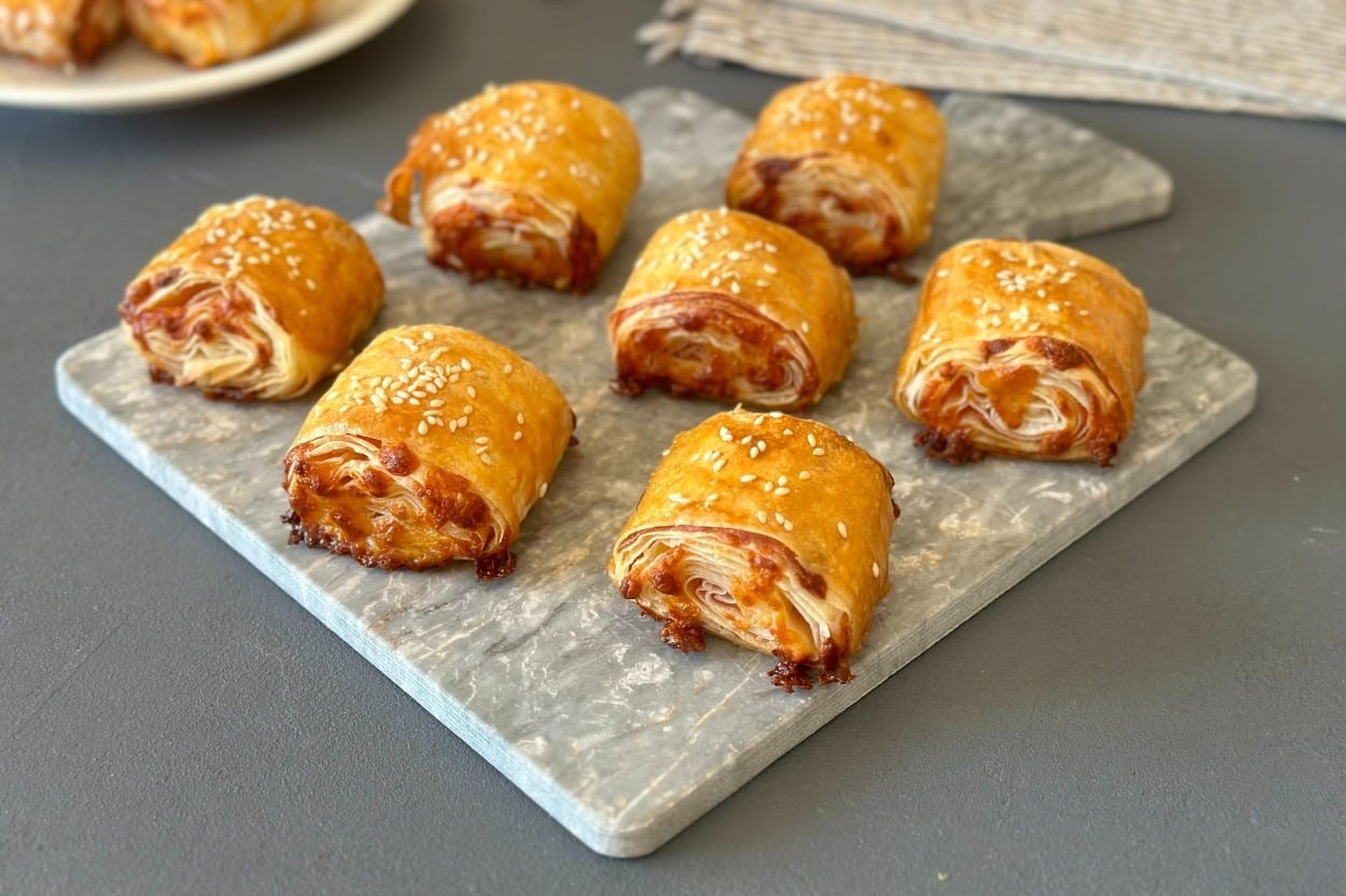 Çıtır Yufkalara Sarılı: Salamlı Börek