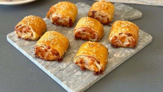 Çıtır Yufkalara Sarılı: Salamlı Börek