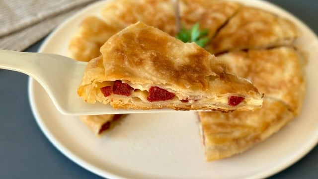 Fırına Gerek Kalmadan: Sucuklu Tava Böreği