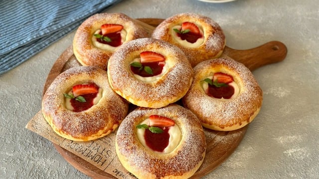 Çilekli Sosuyla: Rus Çöreği