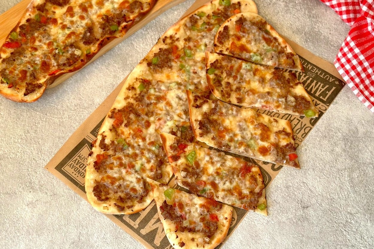 Kıymalı Kaşarlı: Mevlana Pide
