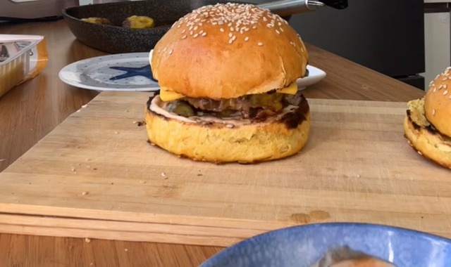 Lezzet Dolu Deneyim: Zerdeçallı Hamburger