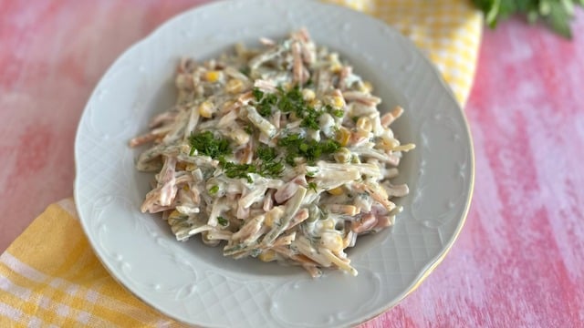 Renkli Sofraların Gözdesi: Garnitürlü Erişte Salatası
