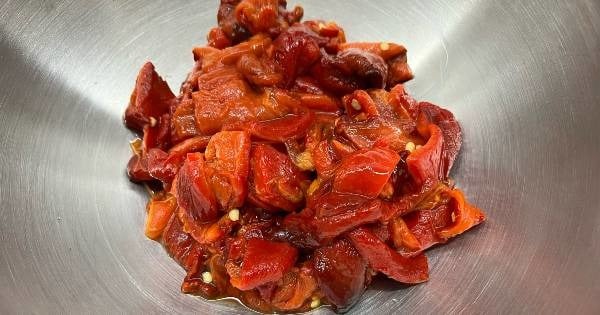 kirmizi-biber-salatasi-asama1