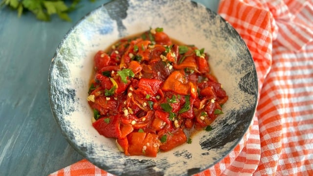 Köz Tadının Büyüsü: Kırmızı Biber Salatası