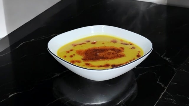 Faydası Bol: Kemik Suyuna Zerdeçallı Mercimek Çorbası
