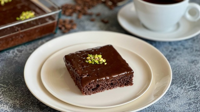 Çikolata Tutkunlarına: İrmikli Brownie Kek