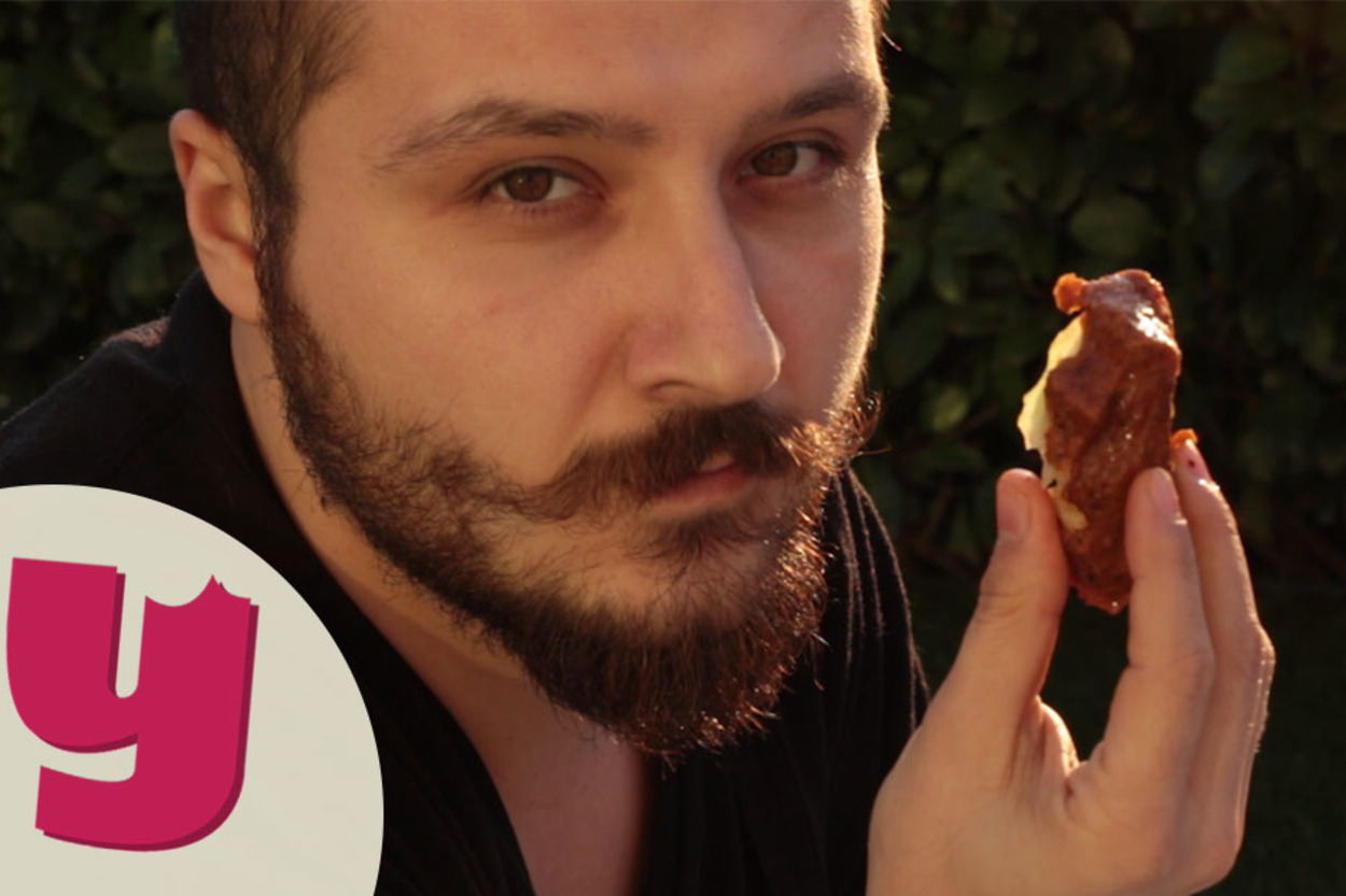 Daha Önce Böyle Yiyen Olmadı: Çiğ Köfte Aslında Nasıl Yenir? [İZLE]