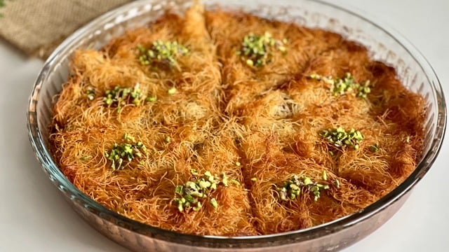 Altın Sarısı Çıtırlığıyla: Tepside Kadayıf Tatlısı