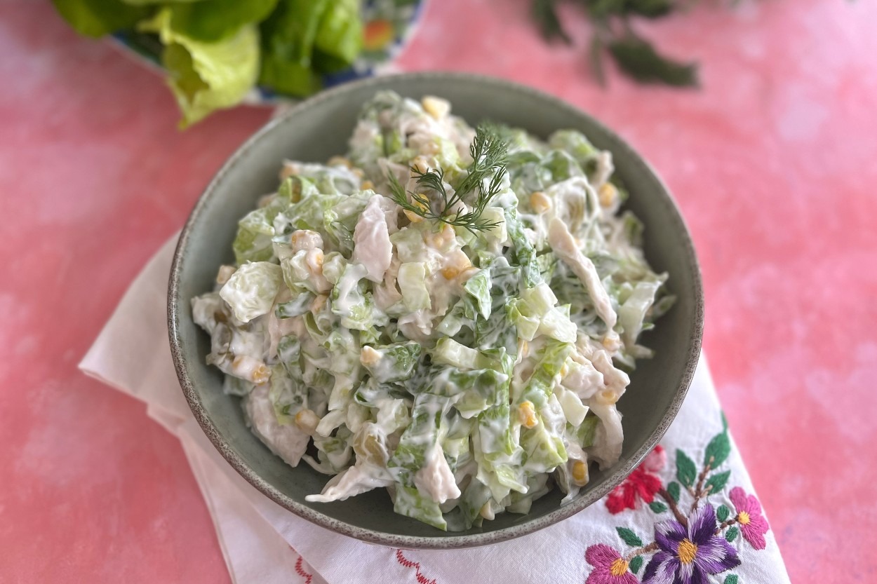 Hafif Öğle Aralarına: Tavuklu Marul Salatası