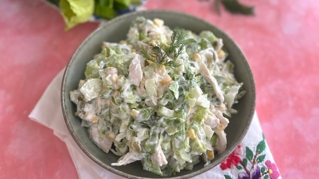 Hafif Öğle Aralarına: Tavuklu Marul Salatası