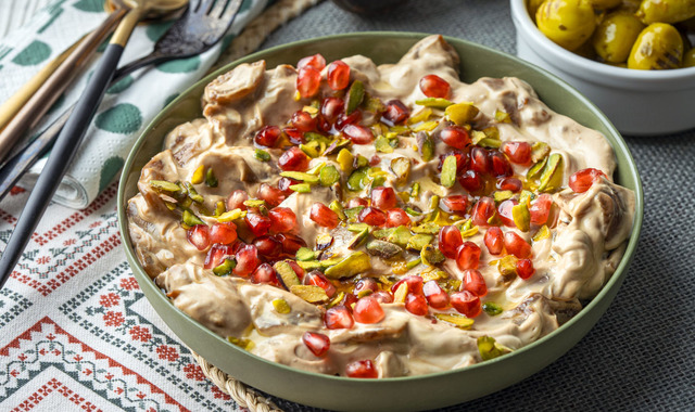 Kolay Meze: Nar Ekşili Labneli Soğan Mezesi