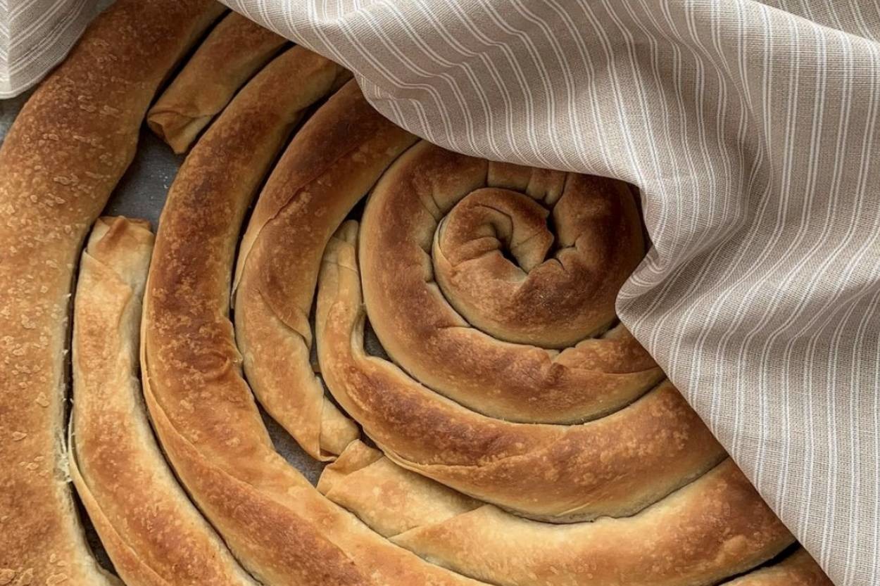 Enfes Peyniriyle: El Açması Kolay Peynirli Börek