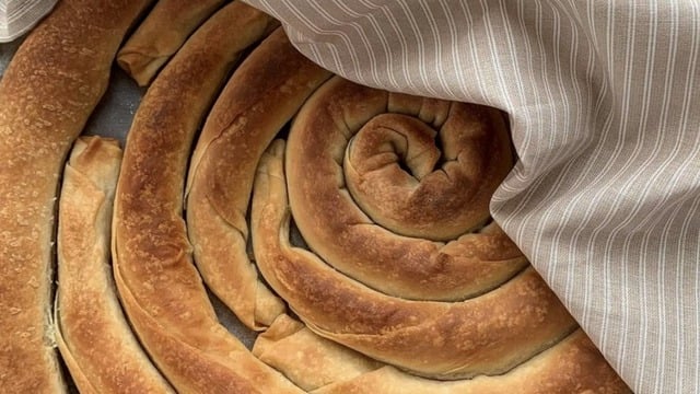 Enfes Peyniriyle: El Açması Kolay Peynirli Börek