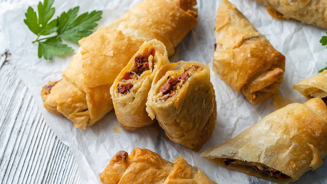 Sırrı Sosunda: Sucuklu Biberli Çıtır Börek