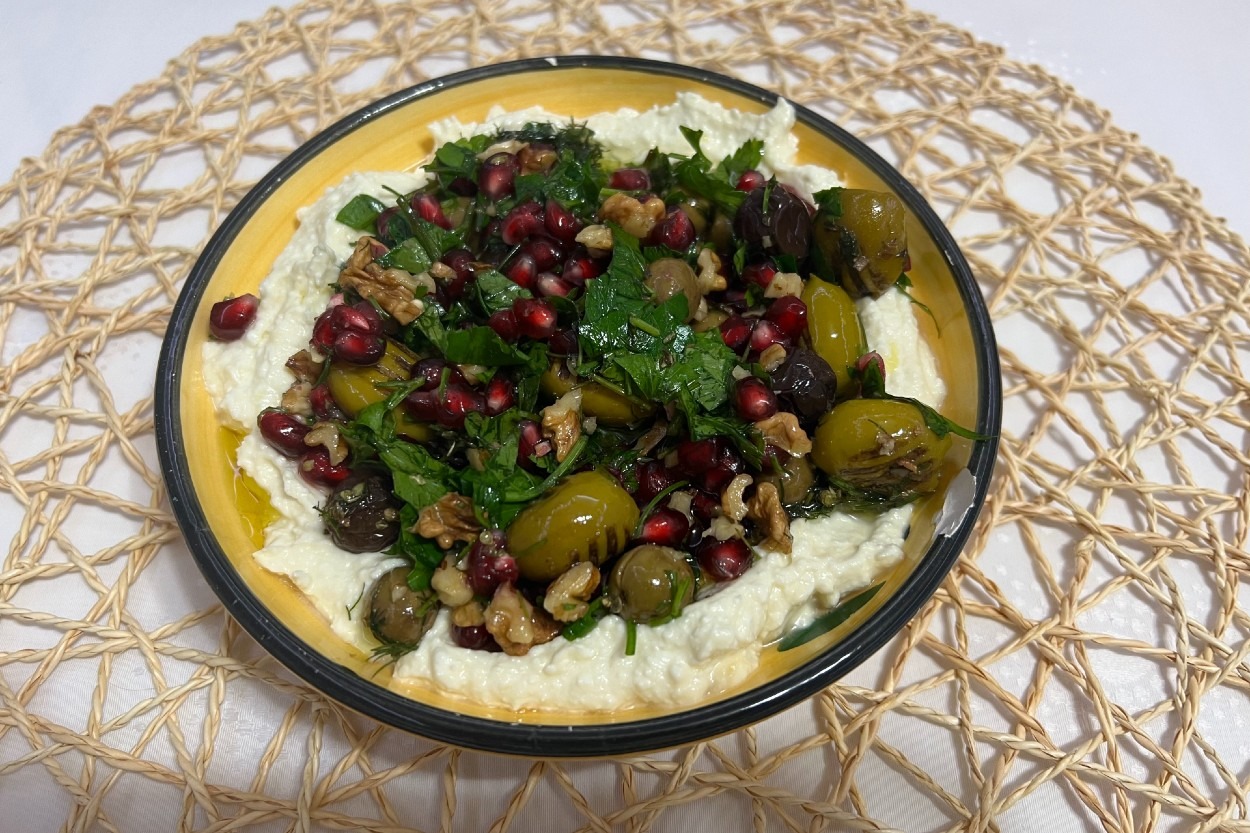 En Güzel Uyum Onda: Peynir Soslu Zeytin Salatası