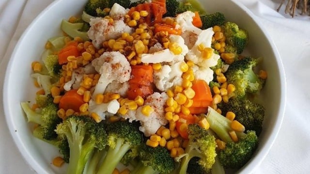 Çok Lezzetli: Pratik Karnabaharlı Brokoli Salatası