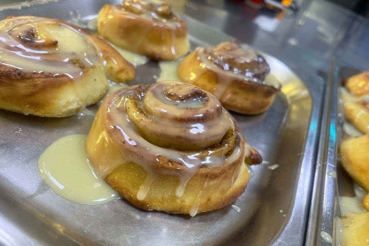 Tarçın Kokar: Tam Ölçülü Cinnamon Roll