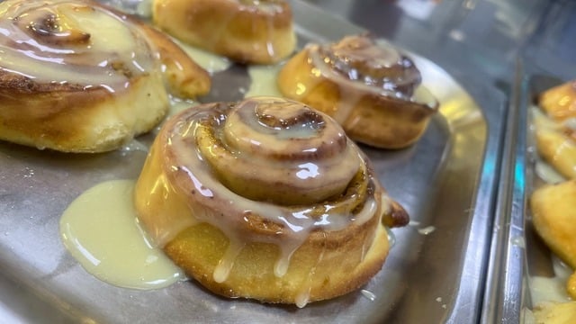 Tarçın Kokar: Tam Ölçülü Cinnamon Roll