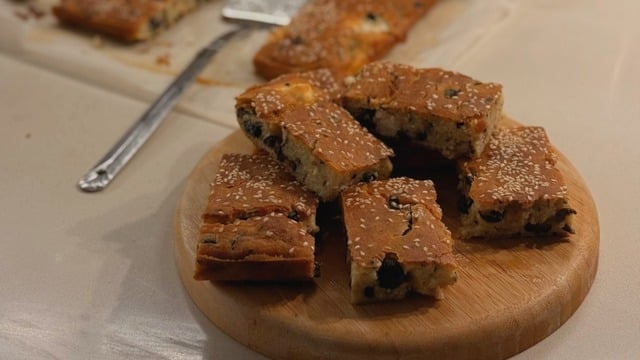 İçi Peynirli ve Zeytinli: Poğaça Tadında Tuzlu Kek