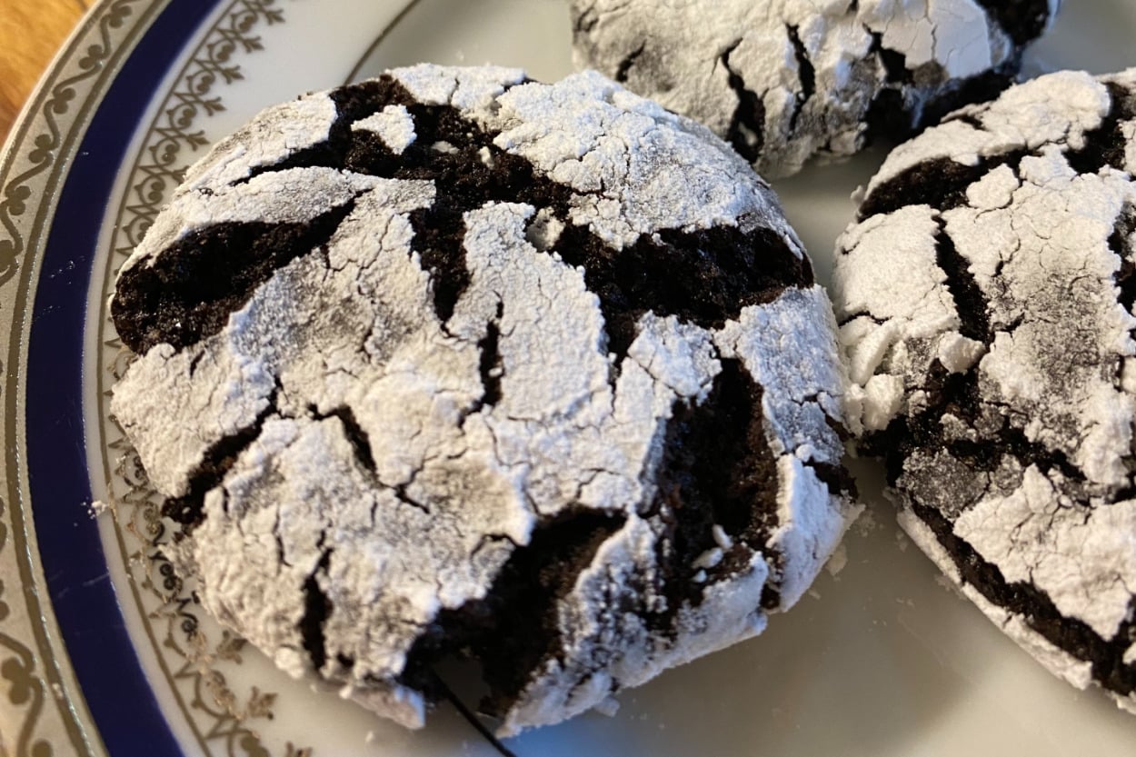 İçi Yumuşacık: Brownie Tadında Çatlak Kurabiye 