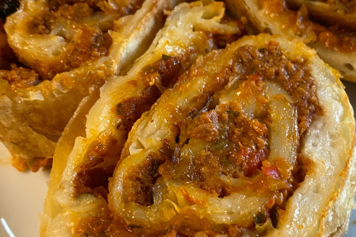 Kolay Sarılır: Yufkadan Lahmacun Böreği 