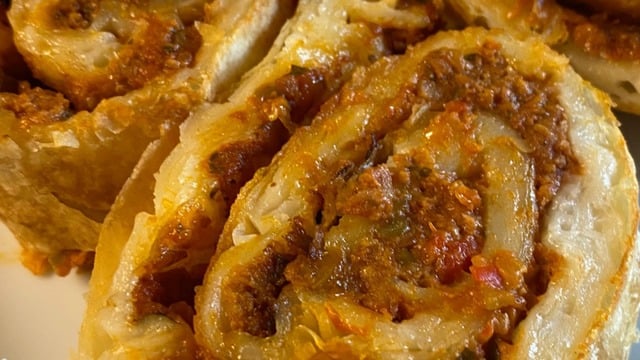 Kolay Sarılır: Yufkadan Lahmacun Böreği 