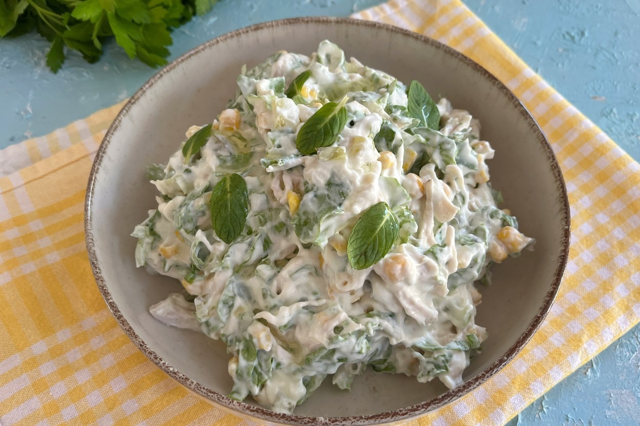 Çok Besleyici: Tavuklu Göbek Marul Salatası