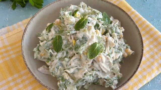 Çok Besleyici: Tavuklu Göbek Marul Salatası