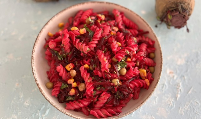 Rengine Bayılacaksınız: Pancarlı Makarna Salatası