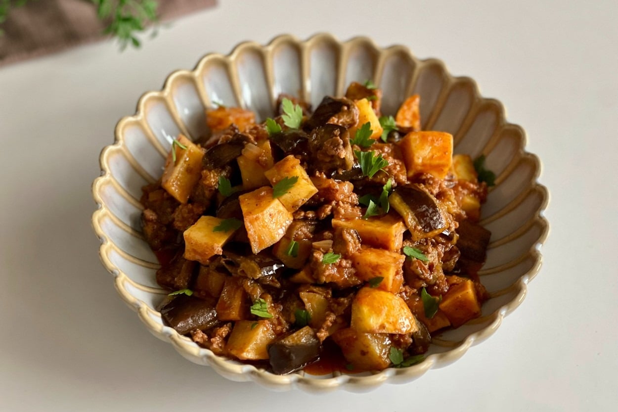 Çok Daha Doyurucu: Patatesli Patlıcan Musakka