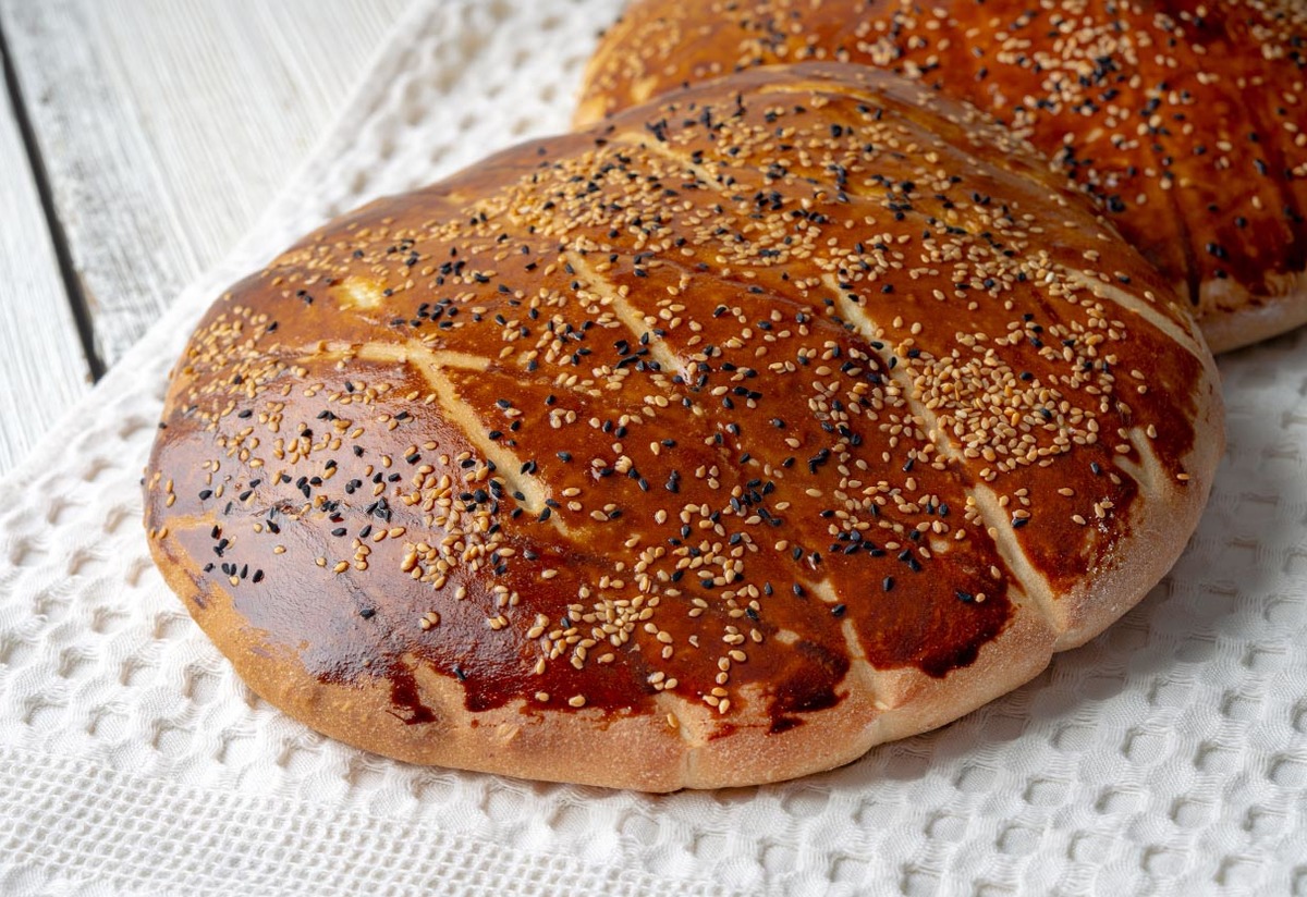 Püf Noktalarıyla: Pastane Usulü Ramazan Pidesi Tarifi