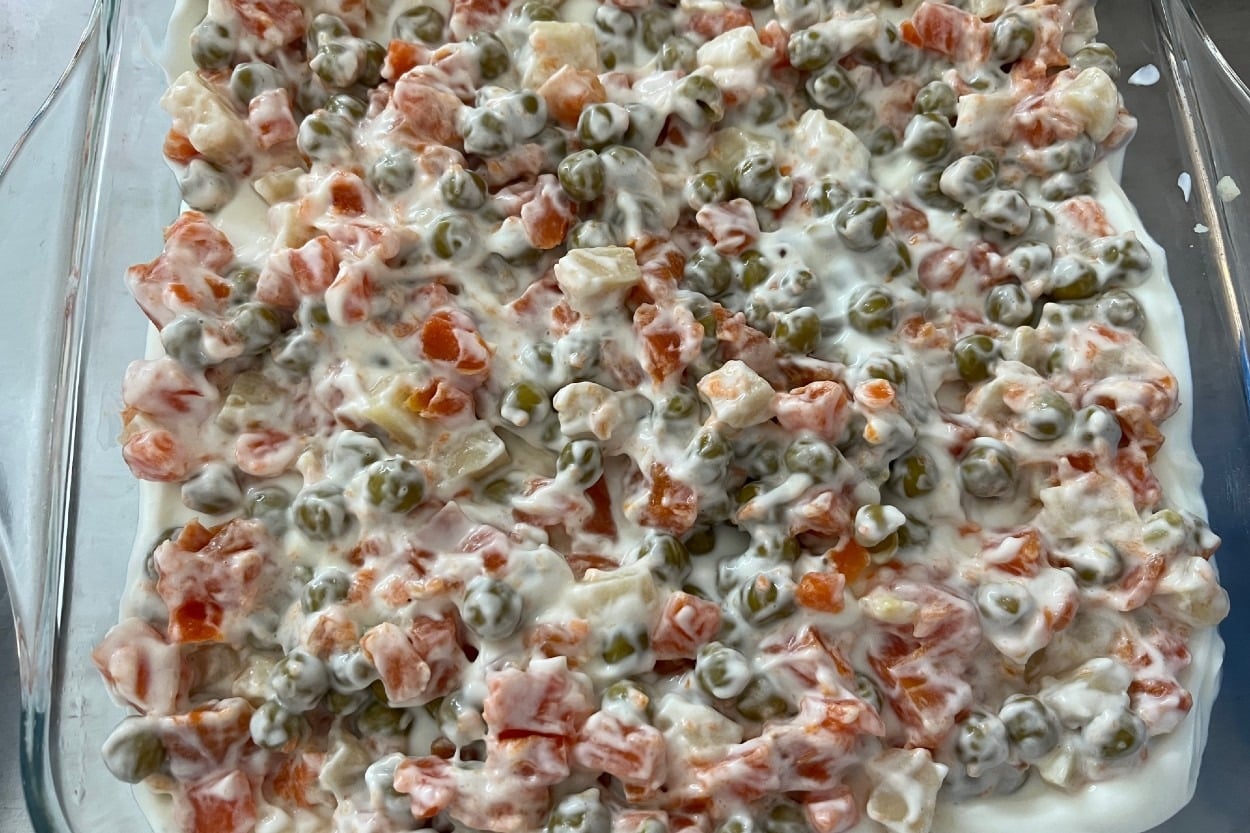 Sofralara Renk Gelecek: Garnitürlü Patates Salatası