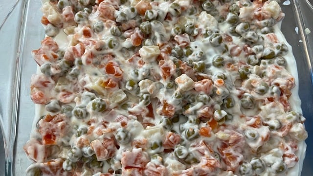 Sofralara Renk Gelecek: Garnitürlü Patates Salatası