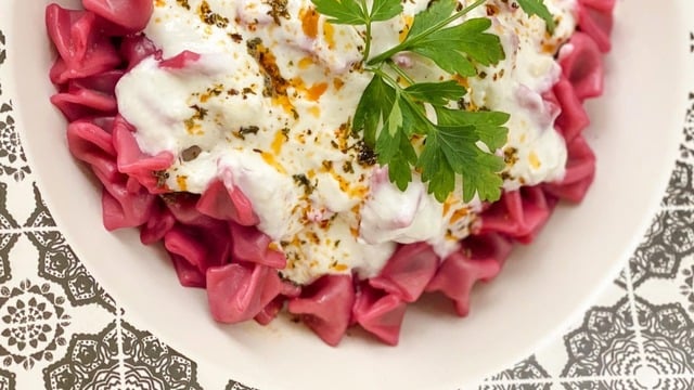 Rengiyle Şaşırtır: Şalgamlı Kolay Mantı