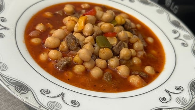 Etleri Yumuşacık: Tencerede Etli Nohut Yemeği