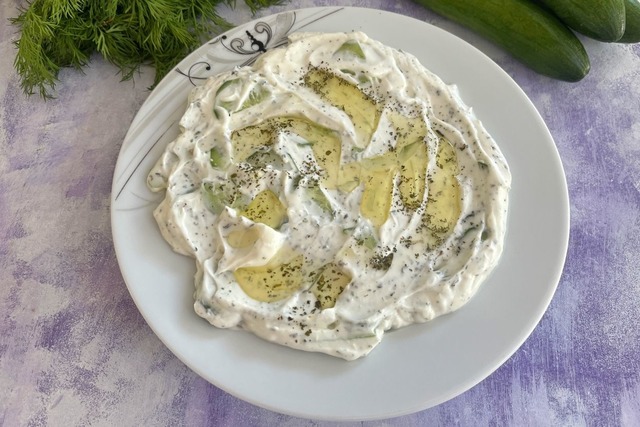 Yoğurtlu Salatalık Mezesi Tarifi