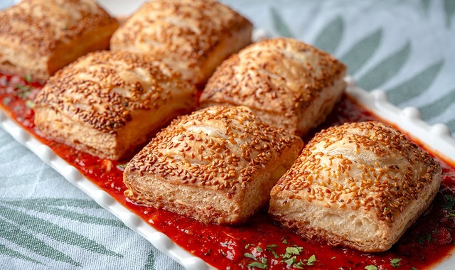 Pratik ve Farklı: Reyhanlı Domates Soslu Börek