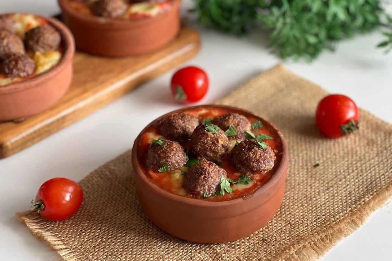Salçalı Sosuyla: Güveçte Patates Püreli Köfte