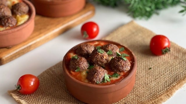 Salçalı Sosuyla: Güveçte Patates Püreli Köfte