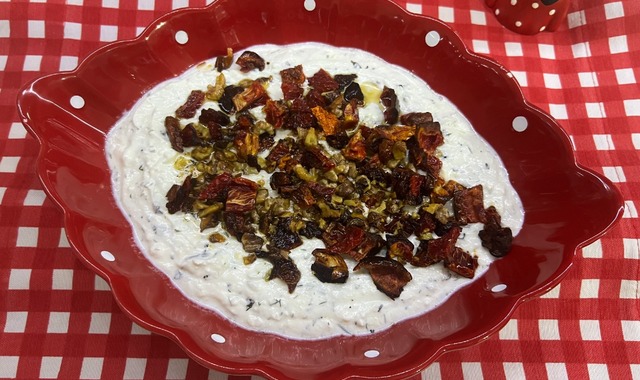 Lezzeti Katlandı: Kuru Domatesli Cevizli Haydari