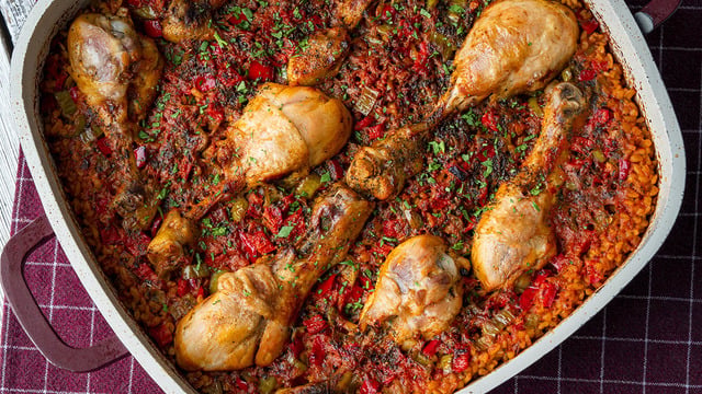 Fırında Pişer: Bulgur Pilavlı Tavuk Kapama 