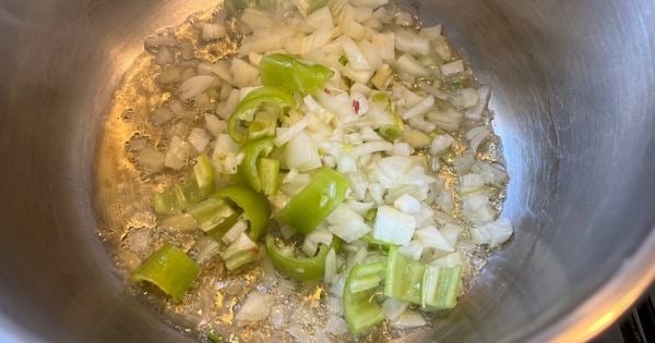 sucuklu-nohut-yemegi-asama1