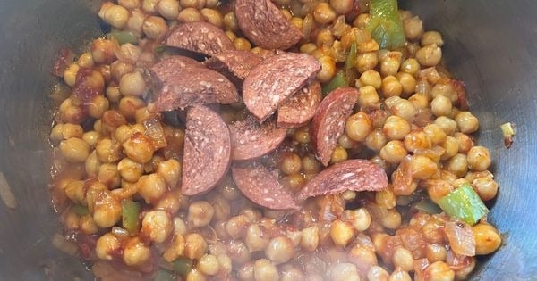 sucuklu-nohut-yemegi-asama3