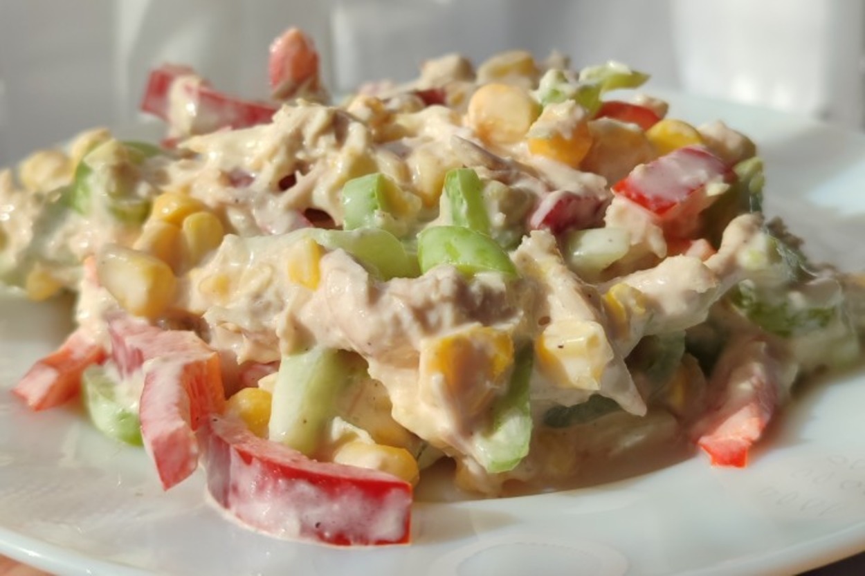 İçinde Tavuk da Var: Renkli Biber Salatası