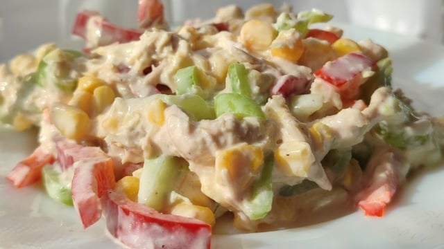 İçinde Tavuk da Var: Renkli Biber Salatası