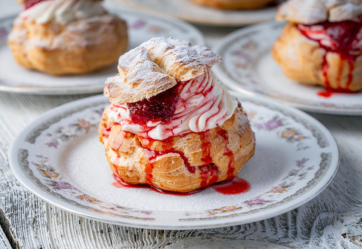 Profiterol Sevenlere: Çilekli Kremalı Puf Tarifi